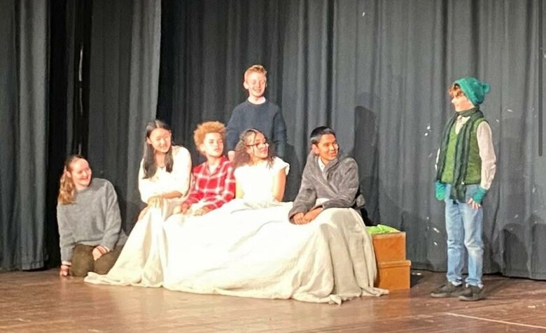 Junior drama students strike gold