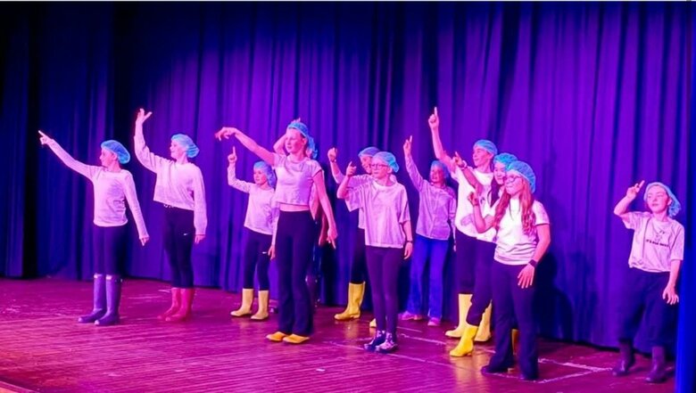 Junior drama students strike gold